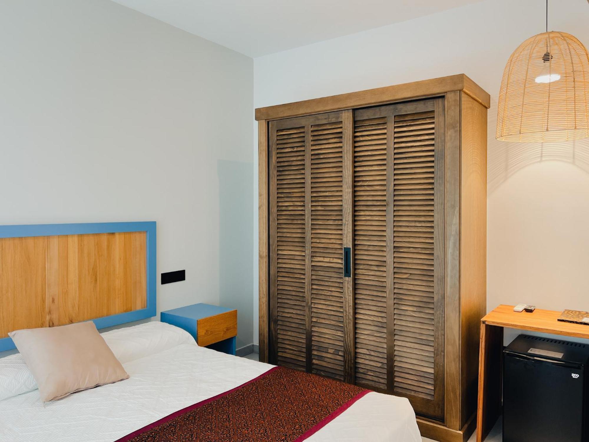 100% Fun Hotel Тарифа Екстериор снимка